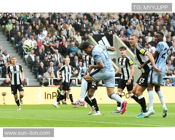 世界杯冷门瞬间那不勒斯乌龙球绝杀利物浦引发全场狂欢